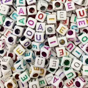 Micangas de Letras Vogais 6x6mm Luli L56 Pacote com 500g